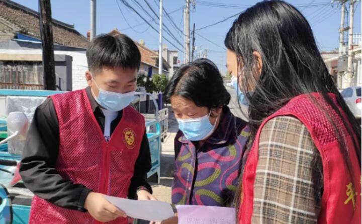 9月2日，鎮(zhèn)里的工作人員正在給村民宣傳生物質(zhì)清潔取暖的好處，從經(jīng)濟(jì)、環(huán)保、安全、高效、便捷等方面向群眾詳細(xì)介紹，并向現(xiàn)場群眾和過往行人發(fā)放《生物質(zhì)顆粒爐具政策解讀及安裝明白紙頁》，對群眾關(guān)心關(guān)注的問題進(jìn)行答疑解惑。